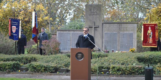 Anlässlich des Volkstrauertages fand Bürgermeister Felix Kusicka klare und mahnende Worte wider das Vergessen. Foto: Benjamin Kloos