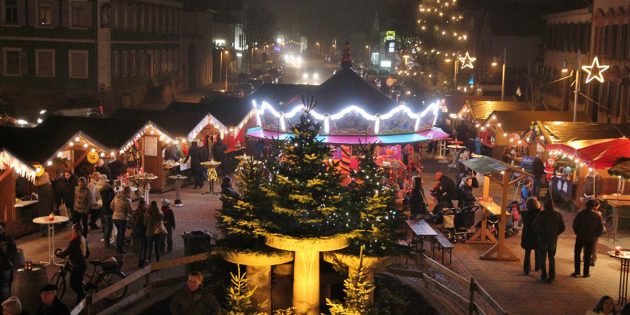 Vorweihnachtlicher Budenzauber im Lichterglanz: Der Lampertheimer Weihnachtsmarkt lädt am ersten und zweiten Adventswochenende zum gemütlichen Beisammensein ein. Archivfoto: Hannelore Nowacki