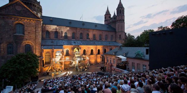 Die beeindruckende Kulisse des Wormser Doms wird auch 2017 wieder Schauplatz für die Nibelungen-Festspiele sein. Foto: Bernward Bertram