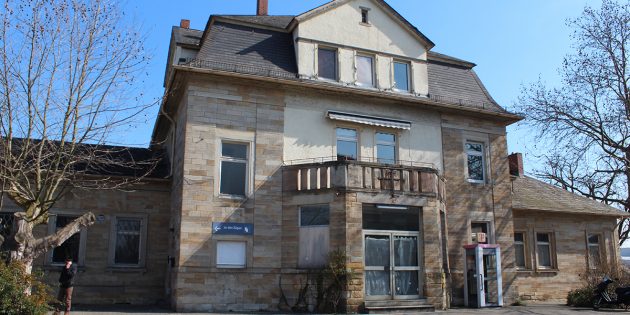 Die Bauarbeiten rund um den Bahnhof in Lampertheim dauern an – mit Verzögerung bei den Dächern über den Bahnsteigen. Archivfoto: Felix Berz
