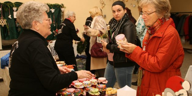 Schöne Dinge waren beim Adventsbasar der Frauengemeinschaft Mariä Verkündigung zu haben. Die Damen hatten weihnachtliche Gestecke, Kränze, Liköre, Öle und vieles mehr im Angebot. Foto: Eva Wiegand
