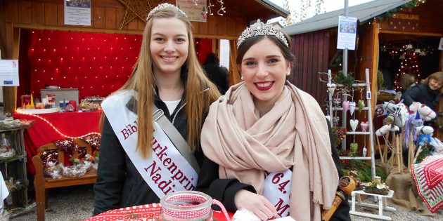 Gurkenkönigin Michelle I. und ihre Prinzessin Nadine genossen wie viele andere Besucher aus der ganzen Region den Bummel über den Weihnachtsmarkt in Biblis. Foto: Jannis Tirakis