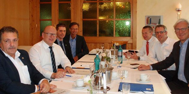 Oberbürgermeister Partsch und die Landräte Engelhardt, Will, Matiaske und Schellhaas (v.r.n.l.), sowie (hinten links) Stefan Leimbach, Kreis Groß-Gerau und Björn Uhrig, Odenwaldkreis. Foto: oh