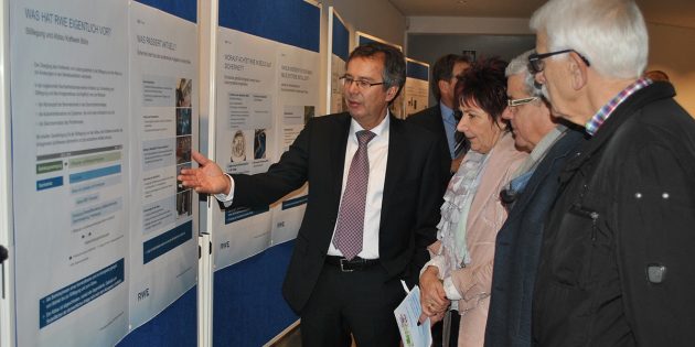 Kraftwerksleiter Horst Kemmeter informierte im Rahmen der Ausstellungseröffnung am Montag auch Bürgermeisterin Barbara Schader, den Ersten Stadtrat Walter Wiedemann und Stadtverordnetenversammlungsvorsteher Ewald Stumpf (v.l.). Foto: Benjamin Kloos