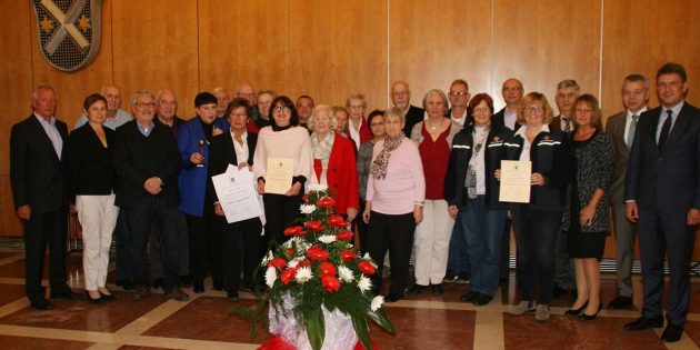 Freuten sich sehr über die Auszeichnung "Courage in Lampertheim" und damit die Würdigung ihrer freiwilligen Arbeit: die engagierten Helfer der Tafel Lampertheim und der Notfallseelsorge Kreis Bergstraße. Foto: Eva Wiegand