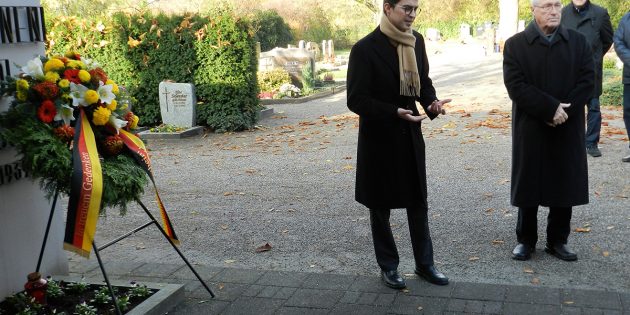 Ortsvorsteher Karl-Heinz Berg und Pfarrer Patrick Fleckenstein bei der Kranzniederlegung. Foto: ehr