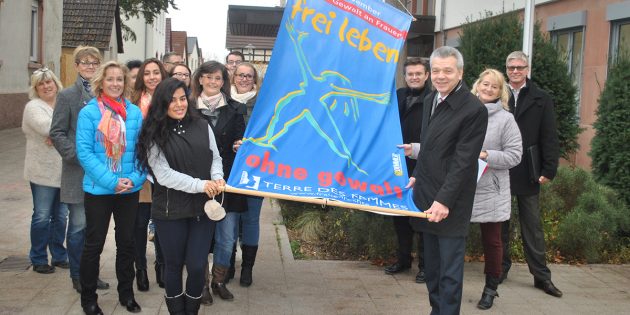 Lampertheim zeigt deutlich Flagge gegen Gewalt an Frauen. Foto: Benjamin Kloos
