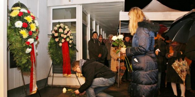 Die Gedenkstunde an die Pogromnacht am 9. November 1938 mit vielen ergreifenden Momenten ging mit dem Niederlegen weißer Rosen und dem Lied „Imagine“ von John Lennon zu Ende. Foto: Hannelore Nowacki