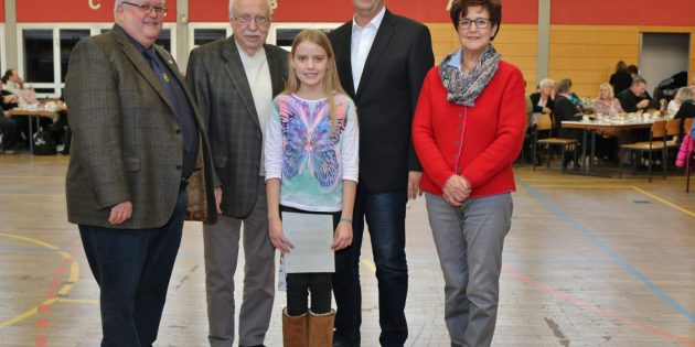 Für langjährige Vereinsmitgliedschaft überreichte der Erste Vereinsvorsitzende Harald Lehmann (links) Romy Wetzel (10 Jahre) und Karl-Heinz Kissel (64 Jahre) Urkunden und Präsente. Gemeindevertretungsvorsitzende Rita Schramm und Bürgermeister Felix Kusicka zollten dem Verein große Anerkennung besonders für das ehrenamtliche Engagement bei den Ferienspielen der Gemeinde Biblis. Foto: Hannelore Nowacki