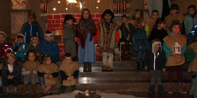 Die Kinder der Kita Alfred Delp spielten am Freitagmorgen die Geschichte von Jesu Geburt in der Kirche St. Andreas nach. Foto: Eva Wiegand
