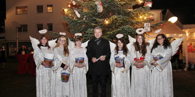 Sorgen während des Candlelight-Shopping für besonderen Glanz: Die Weihnachtsengel. Archivfoto: Hannelore Nowacki