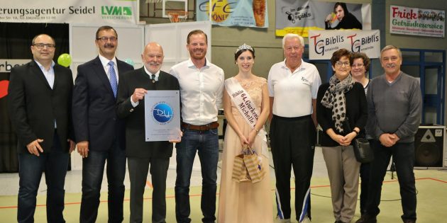 An der Feier zur Spendenübergabe nahmen Vertreter des Sports und der Politik sowie die Bibliser Gurkenkönigin Michelle I. teil: Boris Held vom Turngau Bergstraße (von links), Bürgermeister Felix Kusicka, TG-Vorsitzender Peter Mohler, Stiftungsreferent Henrik Westerberg, Hans Dieter Barth, Rita Schramm sowie Sibylle Becker (stellvertretende Vorsitzende) und Günter Bausewein (Vorsitzender) vom Sportkreis Bergstraße teil. Foto: Hannelore Nowacki