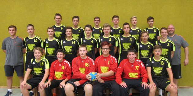 In der B-Jugend spielen: Hintere Reihe: Tim Schuster, Ian Knisley, Moritz Müller, Jannik Jung, Wim Größler und Trainer Thorsten Jakob. Mittlere Reihe: Trainer Felix Nieter, Nicolas Kern, Nils Krautwurst, Nikolas Venske, Sören Fetsch, Robin Kettler, Tim Pfendler, Phillip Freudenberger und Justus Fröhlich. Vordere Reihe: Alex Kühr, Yannik Bischer, Marc Schäfer, Ralph Hönninger, Sven Hartenburg und Tobias Hedderich (v.l.). Foto: oh