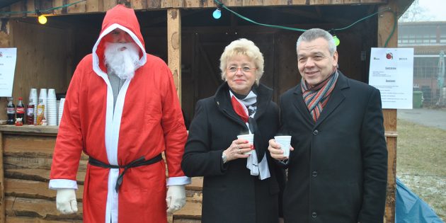 Freuten sich beim Nikolausfest über die positive wirtschaftliche Entwicklung: Bürgermeister Gottfried Störmer und Thea Kern, IXYS-General Manager (v.r.). Der Nikolaus hatte zudem eine süße Überraschung mit dabei. Foto: Benjamin Kloos