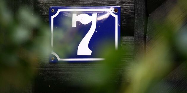 Hausnummern sollten klar erkenntlich angebracht werden – über die Gestaltung der Nummern selbst gibt es hingegen keine Richtlinien. Foto: pixabay.com