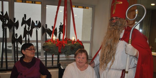 Nikolaus und Schillerschüler überraschten Senioren