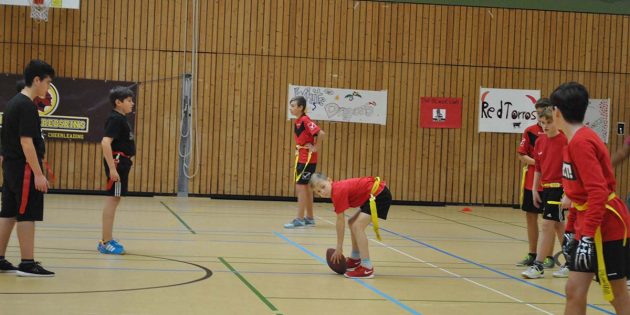 Die Schüler der 5. bis 8. Klassen der EKS erlernten erste Spielzüge des American Football. Foto: Benjamin Kloos