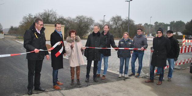 Erfreute Gesichter trotz kühler Temperaturen: Der neue Parkplatz auf dem Boxheimerhof ist seit Donnerstag freigegeben. Foto: Benjamin Kloos