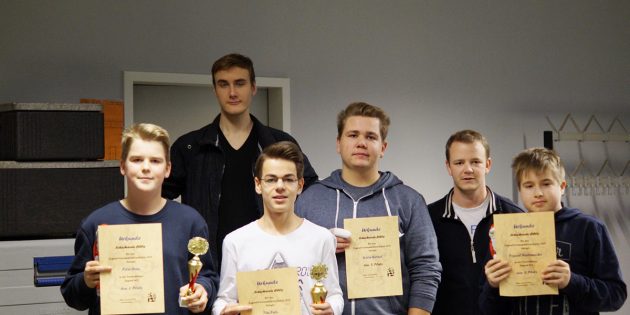 Stolze Gesichter bei der Siegerehrung der Jugend-Vereinsmeisterschaften 2016 des Schachverein Biblis – auch bei Jugend-Vereinsmeister Tim Putz (3.v.l.) und dem Sieger der U15-Wertung Peter Weis (l.).  Foto: oh