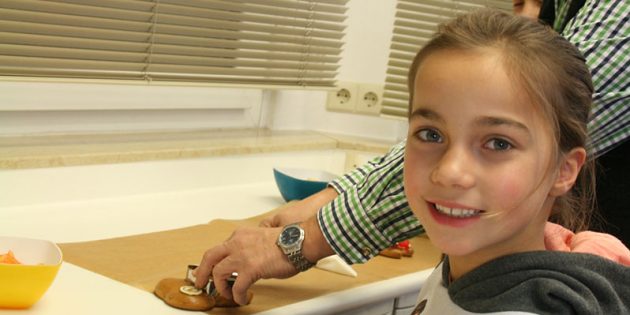 Am Freitag öffnete sich das Kalendertürchen in der Zahnarztpraxis Dr. Gerhardt Weitz. Dort gingen die Besucher mit Freude an die Arbeit und verzierten Lebkuchenzähne. Foto: Eva Wiegand