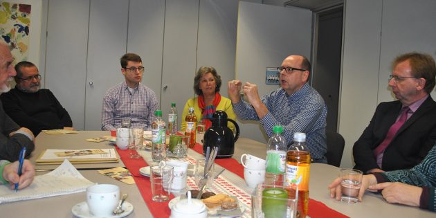 Der Vorsitzende der Lebenshilfe, Günther Baus (2.v.r.), erläuterte den Mitgliedern der SPD-Kreistagsfraktion um deren Fraktionsvorsitzenden Josef Fiedler (2.v.l.) und den Kreistagsmitgliedern Marius Schmidt (3.v.l.) sowie Brigitte Stass (3.v.r.)  engagiert die aktuelle Situation der Frühförder- und Beratungsstelle. Foto: Benjamin Kloos