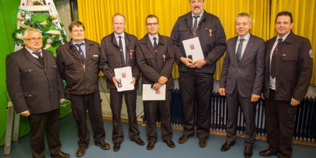 Sind stolz auf die Leistungen der Hüttenfelder Feuerwehr: Werner Trares (stellvertretender Kreisbrandinspektor), Stadtbrandinspektor Klaus Reiber, die Geehrten Erik Händler, Sven Gleißner und Andreas Martin, Bürgermeister Gottfried Störmer und Wehrführer Thorsten Schröder (v.l.). Foto: Feuerwehr Hüttenfeld