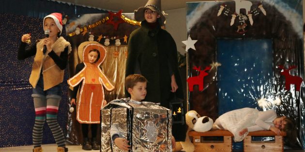 Die Schauspielkinder im Alter von sechs bis elf Jahren hatten ein weihnachtliches Theaterstück einstudiert, das mit schönem Bühnenbild und den Kostümen auch ein optischer Genuss war. Foto: Hannelore Nowacki