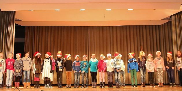 Auf der Bühne im Bürgerzentrum traten alle Klassen der Schule in den Weschnitzauen mit einstudierten Vorführungen und Liedern auf. Foto: Hannelore Nowacki
