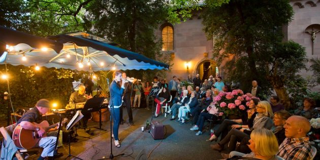 Die Wormser Kulturnacht zieht wie hier im Innenhof von St. Martin jährlich in den Bann – Mitgestalter sind gerne gesehen.Foto: Bernward Bertram