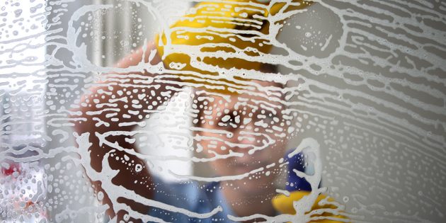 Gute Aussichten für heimische Reinigungskräfte: Ab sofort verdienen Gebäudereinigerinnen mindestens zehn Euro pro Stunde, so die IG BAU. Mitarbeiter in der Außenreinigung kommen jetzt auf einen Mindest-Stundenlohn von 13,25 Euro. Foto: IG BAU