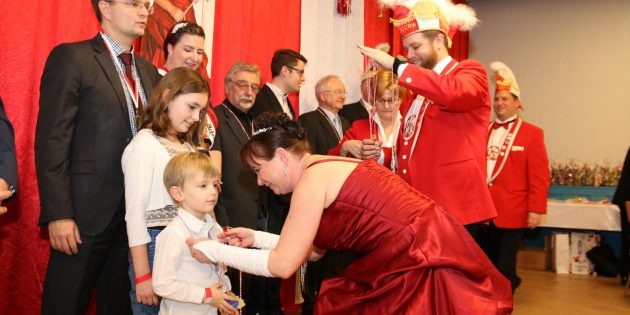 Stadtprinzessin Christiane III. vom 1. Carneval-Clubs Rot-Weiß Lampertheim verlieh beim Ordensfest auch den ganz jungen Besuchern den Jubiläumsorden.  Foto: Hannelore Nowacki
