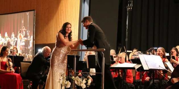 Dirigent Günther Stegmüller hatte für das Konzert die Sopranistin Anna Tsartsidze und Tenor Harrie van der Plas gewinnen können. Foto: Hannelore Nowacki