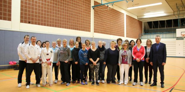 Eine muntere Gruppe hatte sich in der Altrheinhalle zusammengefunden, um an zwei Abenden Techniken der Selbstverteidigung kennenzulernen. Foto: Hannelore Nowacki