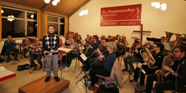 Der Evangelische Posaunenchor Hofheim spielt bei Gottesdiensten und begeistert das Publikum bei vielen Anlässen mit Unterhaltungsmusik. Zu den großen Ereignissen zählen die Kirchenkonzerte. Dirigent Simon Kräuter leitete am Freitag seine zweite Probe. Foto: Hannelore Nowacki