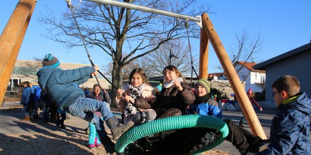 Eine Attraktion auf dem Schulhof ist die neue Netzschaukel. Foto: Hannelore Nowacki