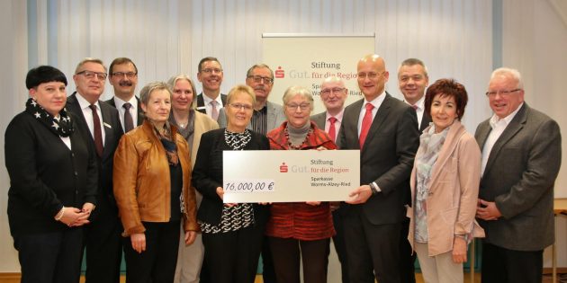 Große Freude bei Spendern und Tafel-Mitarbeitern – die Sparkassen-Stiftung „GUT. für die Region“ unterstützt die Arbeit der Bürstädter und Lampertheimer Tafel mit 16.000 Euro. Foto: Hannelore Nowacki