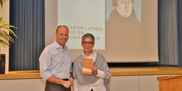 Pfarrer Arne Polzer aus Nordheim führte die Besucher auf unterhaltsame Weise in die Zeit der Reformation und das Leben Martin Luthers ein. Pfarrerin Sabine Sauerwein von der gastgebenden Lukasgemeinde las Tipps aus den Tischreden Luthers. Foto: Hannelore Nowacki