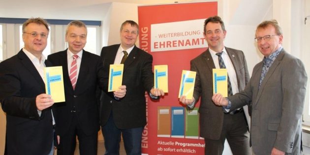 Stellten die neue Broschüre zur Weiterbildung im Ehrenamt vor: die Bürgermeister Matthias Baaß (Viernheim), Gottfried Störmer (Lampertheim), Rainer Burelbach (Heppenheim), Rolf Richter (Bensheim) und Christian Schönung (Lorsch). Foto: oh