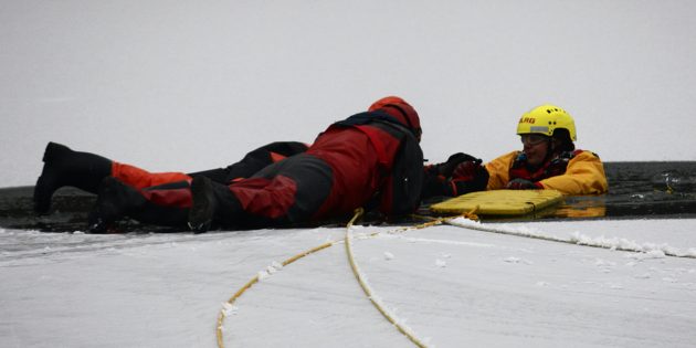Die DLRG Lampertheim nutzte die winterlichen Bedingungen zur Übung der Eisrettung – und weist gleichzeitig auf die Gefahren beim Betreten von Eisflächen hin. Foto: oh