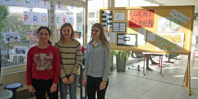Die Mitglieder des „Flüchtlingprojektes“ Lilyan Turabik, Franka Thierfelder und Julia Schmitt informierten über ihre vielfältigen Aktivitäten. Foto: Susan Eßlinger