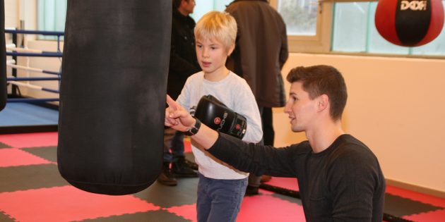 Der 1. Boxclub „Punching“ feierte Eröffnung des neuen Boxgyms in der Chemiestraße 21. Alexander Klotz, Trainer und Vorsitzender zeigte dem Box-Nachwuchs wie´s geht. Foto: Eva Wiegand