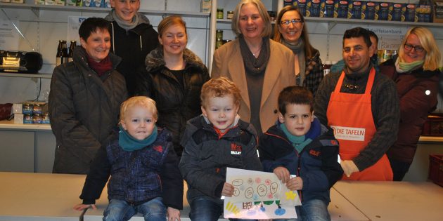 Die Spende sorgte für strahlende Gesichter bei Kindern, Erzieherinnen und dem Tafelteam. Foto: Benjamin Kloos