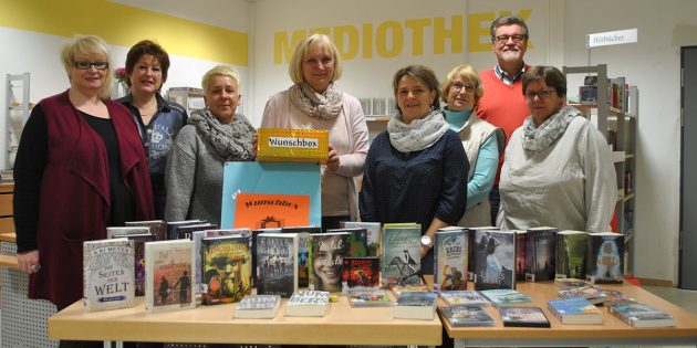 Das Team der Mediothek der EKS präsentiert stolz die neuesten Bücher und DVDs, die sich die Schüler in der Wunschkiste gewünscht hatten. Foto: Benjamin Kloos