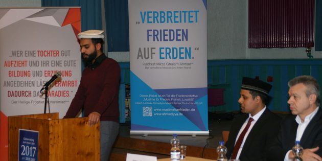 Die islamische Gemeinde Ahmadiyya Muslim Jamaat Lampertheim hatte zum Neujahrsempfang eingeladen (v.l.): Imam Afaq Ahmad, Vorsitzender der islamischen Gemeinde in Lampertheim, Ifthikhar Shaikh und Bürgermeister Gottfried Störmer. Foto: Eva Wiegand
