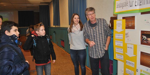 Die 30. Projektwoche bietet Schülern der 8. Klassen der Hauptschulen in Lampertheim Einblicke in Institutionen, die Jugendarbeit leisten, wie hier die Jugendgerichtshilfe des Kreis Bergstraße. Jürgen Polom (r.) erläuterten zu Beginn der Projektwoche deren Aufbau und Aufgaben. Foto: Benjamin Kloos