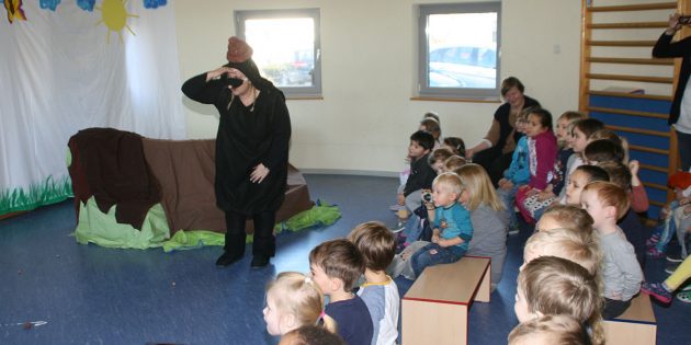 Mit Spannung verfolgten die Kinder das Geschehen auf der Turnraum-Bühne. Die Erzieherinnen spielten das Theaterstück „Wer hat mir auf den Kopf gemacht?". Foto: Eva Wiegand