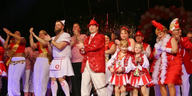 Schwungvoll ging die Prunksitzung des 1. Carneval-Clubs Rot-Weiß zu Ende. Foto: Hannelore Nowacki