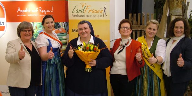 Zeigten für die Bergsträßer Landfrauen Präsenz: Charlotte Laible-Bär (Bezirkslandfrauen Heppenheim), die Lampertheimer Spargelkönigin Stefanie II., Referentin Schwester Teresa, Marita Billau (Bezirkslandfrauen Heppenheim), die Hessische Rapsblütenkönigin Katharina I. und Hildegard Schuster (Präsidentin Landfrauenverband Hessen; v. l.). Foto: oh