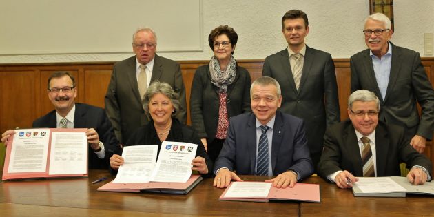 Die Resolution ist unterzeichnet, verbunden mit der Hoffnung auf eine bessere Kommunikation mit den Riedkommunen Lampertheim, Bürstadt, Biblis und Groß-Rohrheim. Foto: Hannelore Nowacki