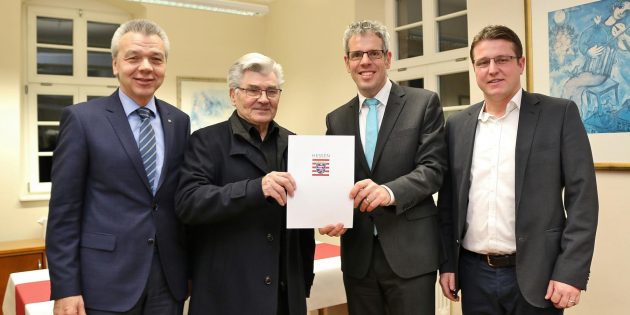 Heinrich Kraft erhielt für sein langjähriges ehrenamtliches Engagement den Ehrenbrief des Landes Hessen, den Landrat Christian Engelhardt im Rahmen einer kleinen Feier mit Bürgermeister Gottfried Störmer (links) und Ortsvorsteher Alexander Scholl überreichte. Foto: Hannelore Nowacki